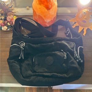 KIPPLING CROSS BODY BAG
ALL ZIPPERS WORK
WILL BE WASHED BEFORE SHIPPED